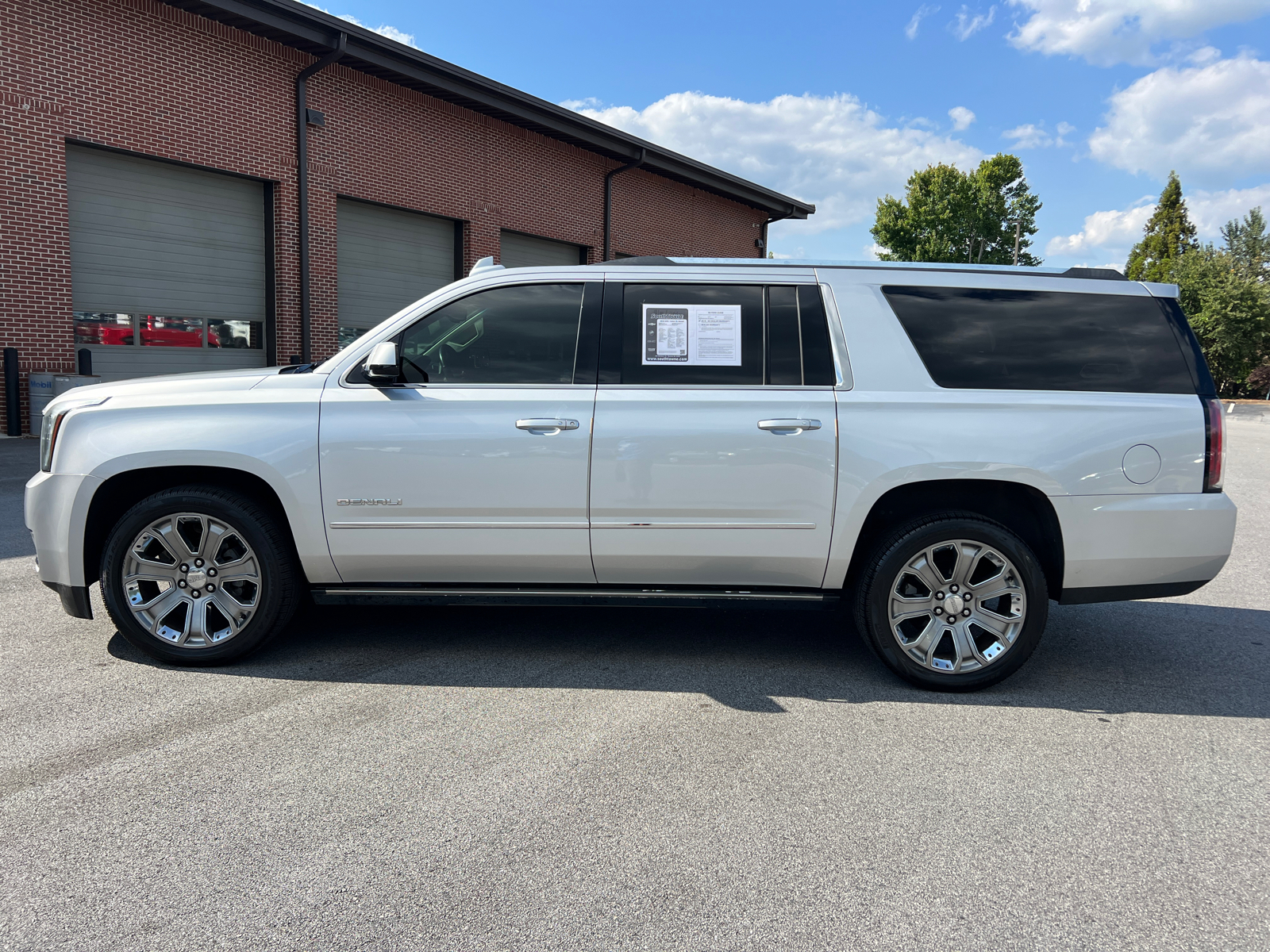 2016 GMC Yukon XL Denali 8