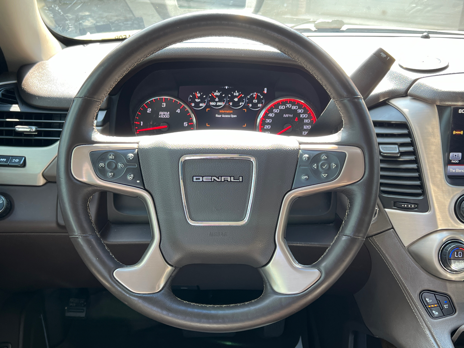 2016 GMC Yukon XL Denali 25