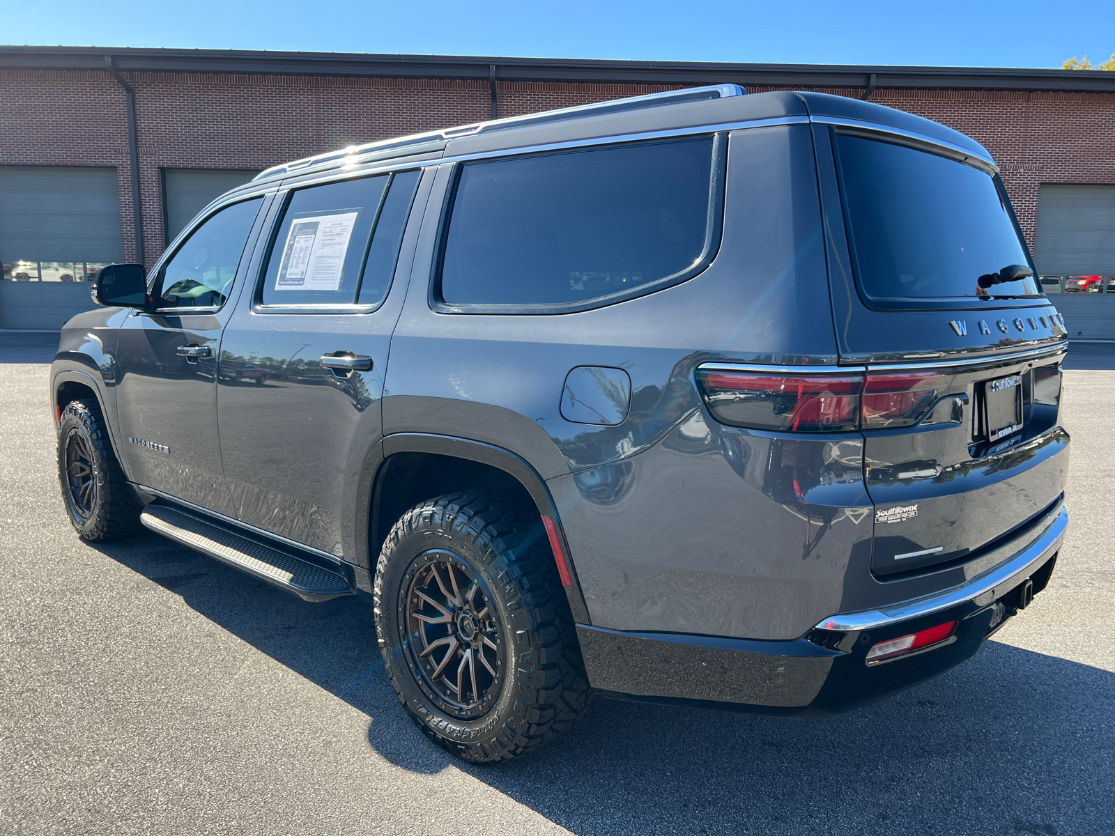 2023 Jeep Wagoneer Base 7