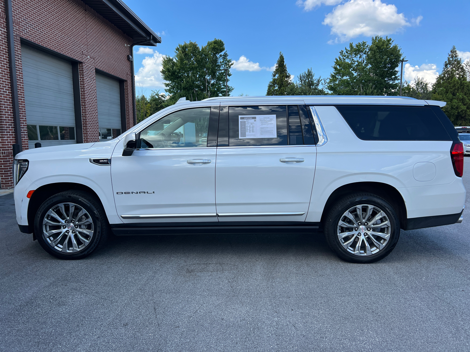 2023 GMC Yukon XL Denali 8