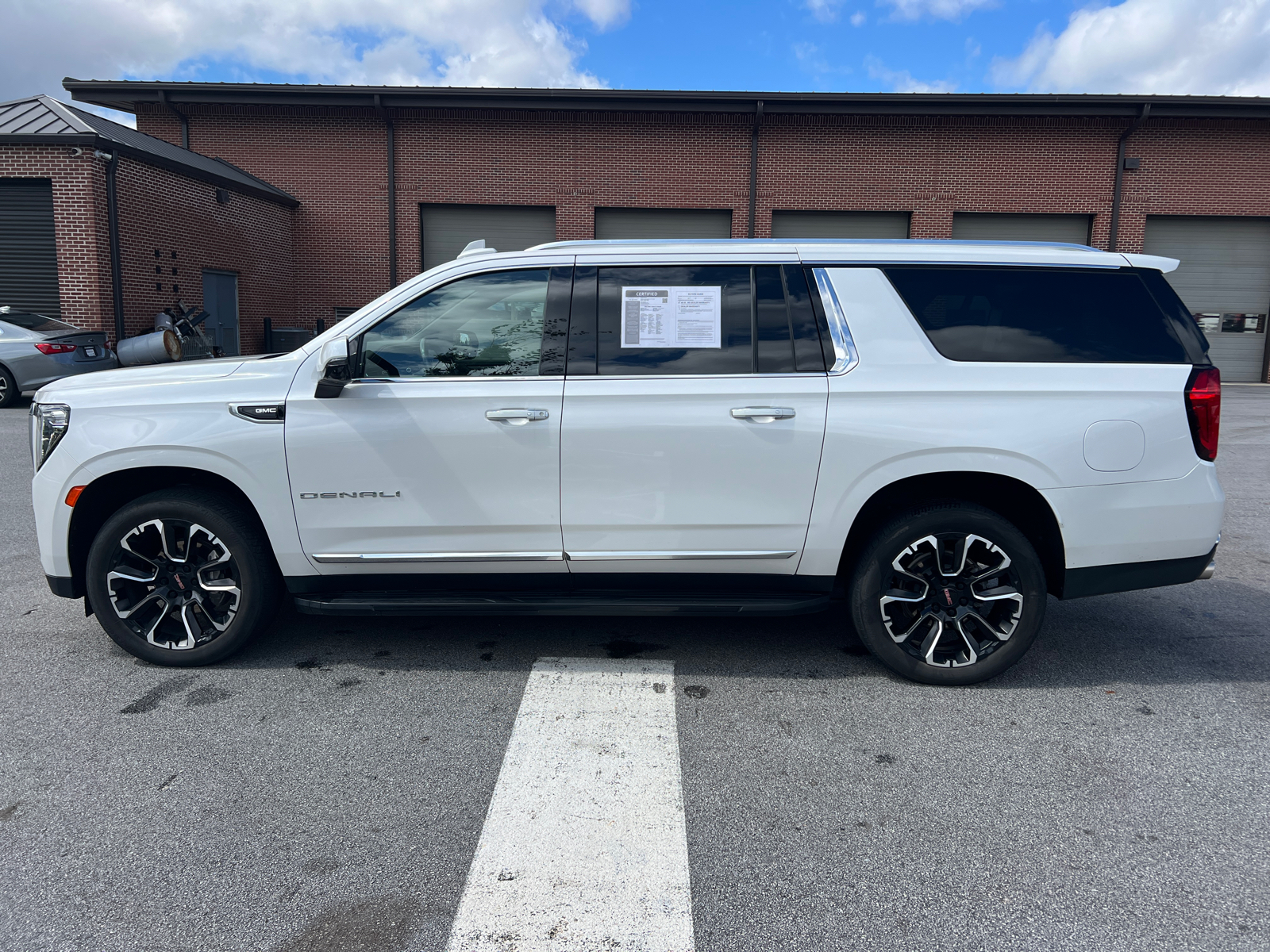 2022 GMC Yukon XL Denali 8