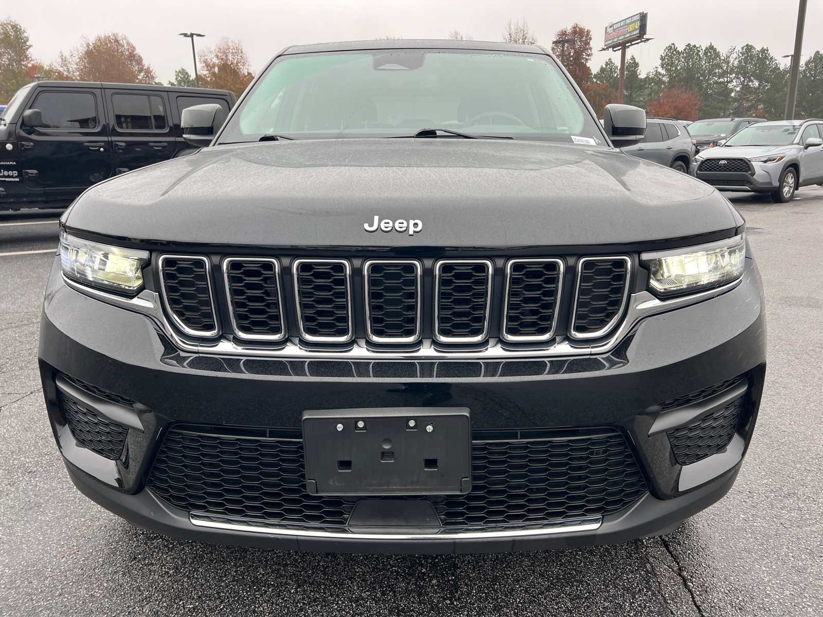 2023 Jeep Grand Cherokee Laredo 2