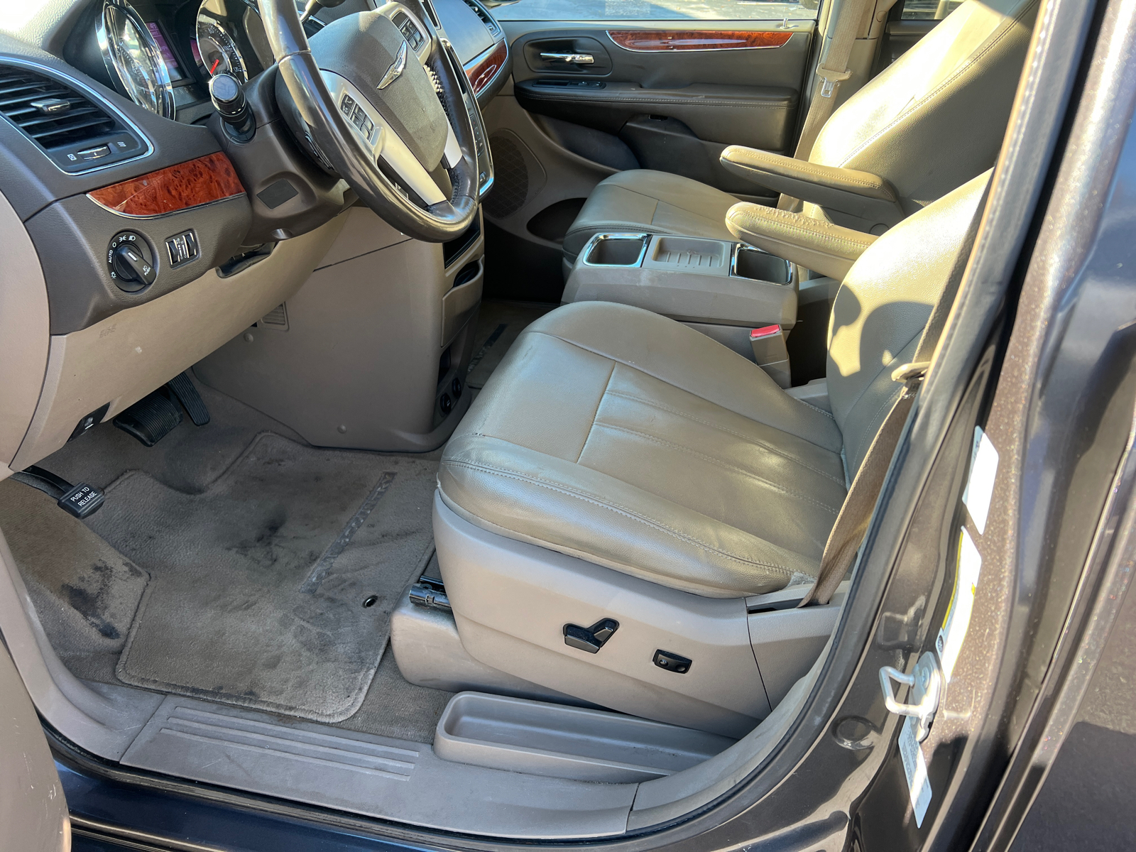 2016 Chrysler Town & Country Touring 9