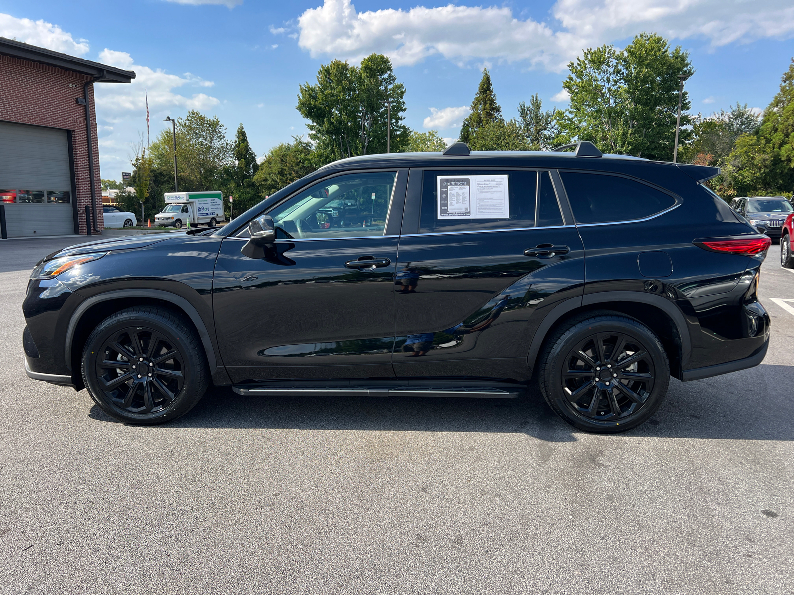 2023 Toyota Highlander L 8