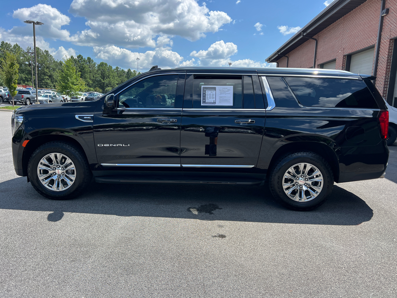 2022 GMC Yukon XL Denali 8