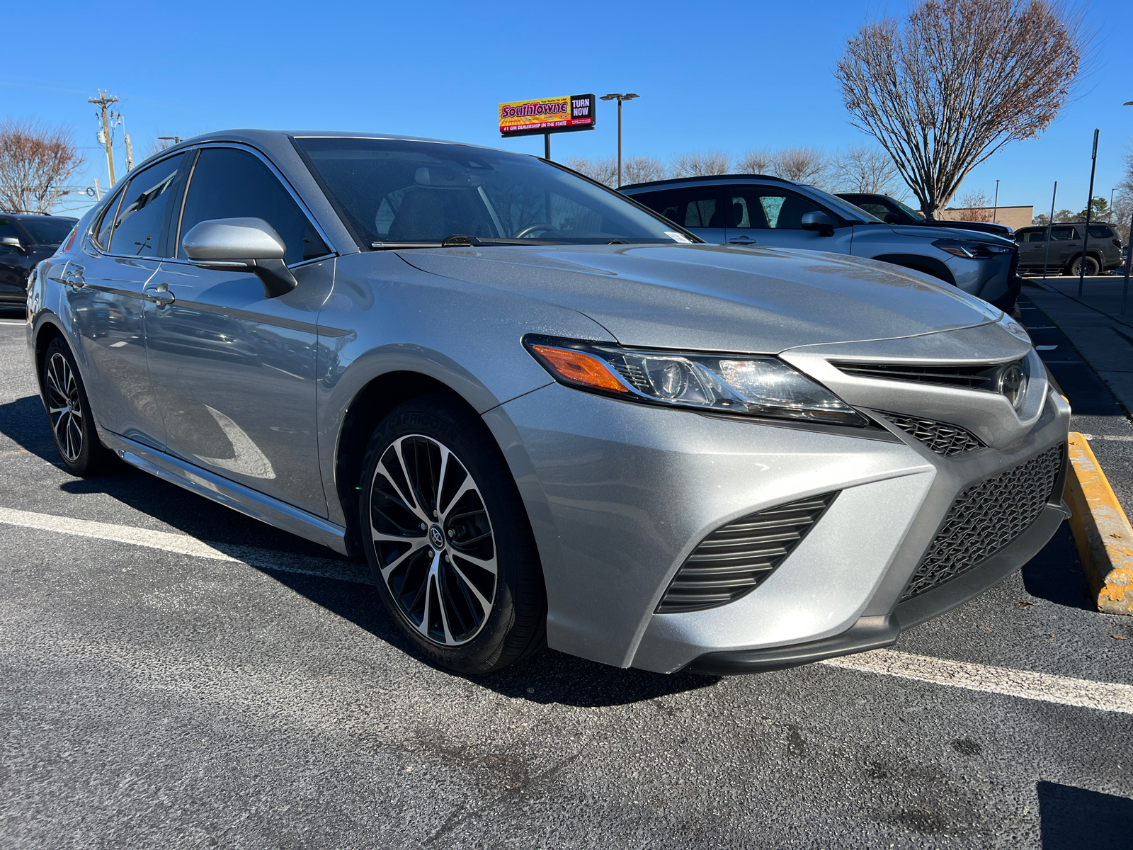 2020 Toyota Camry SE 3