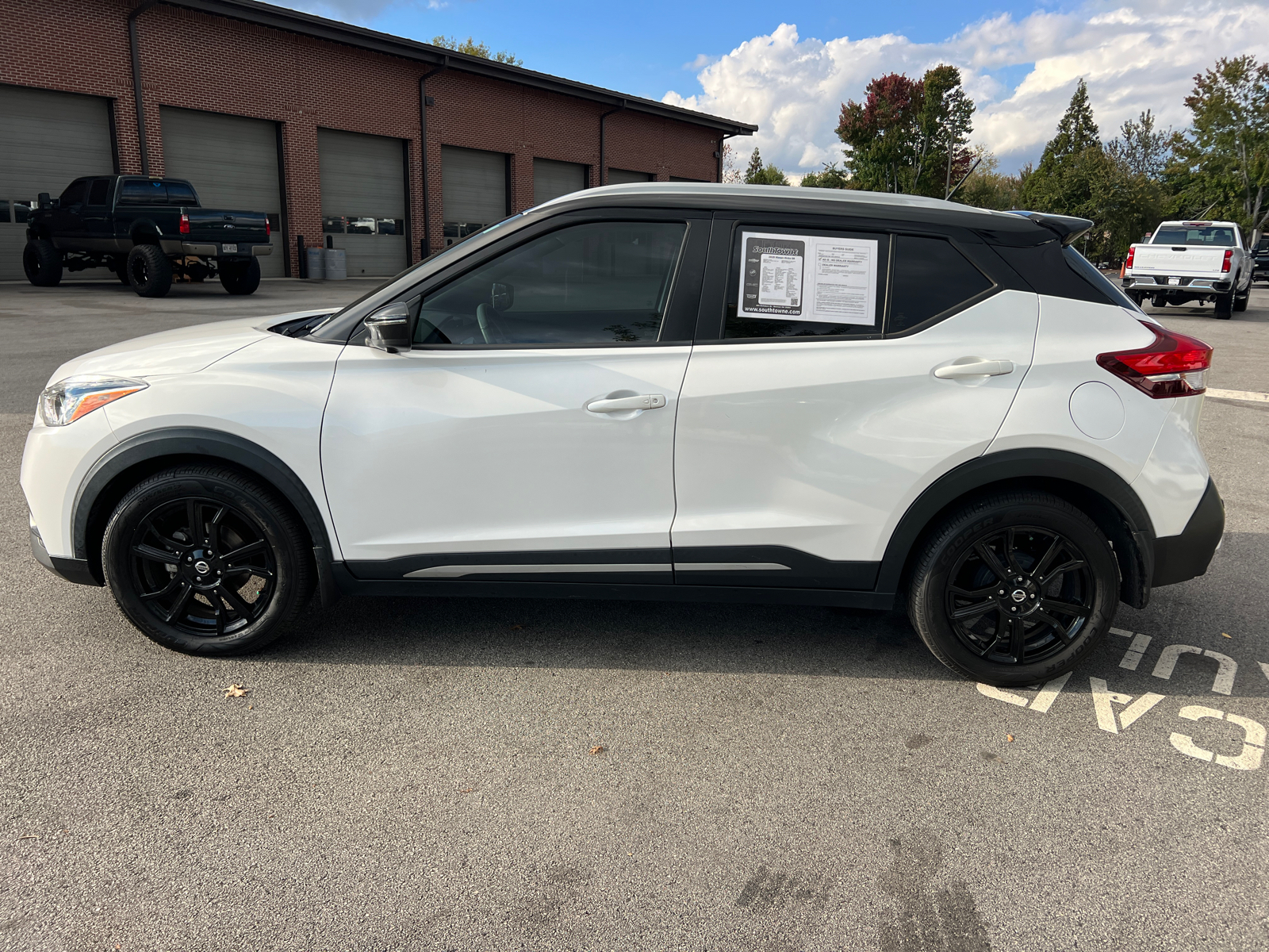 2020 Nissan Kicks SR 8