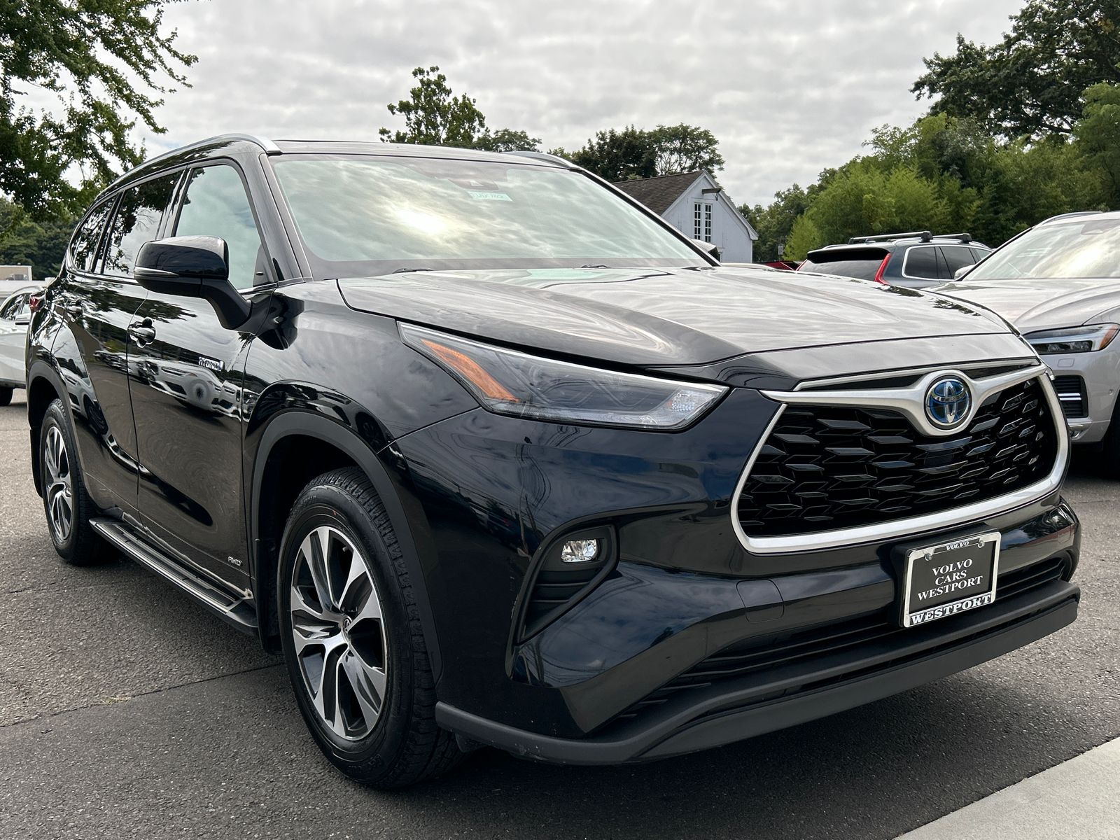 2021 Toyota Highlander Hybrid XLE 2