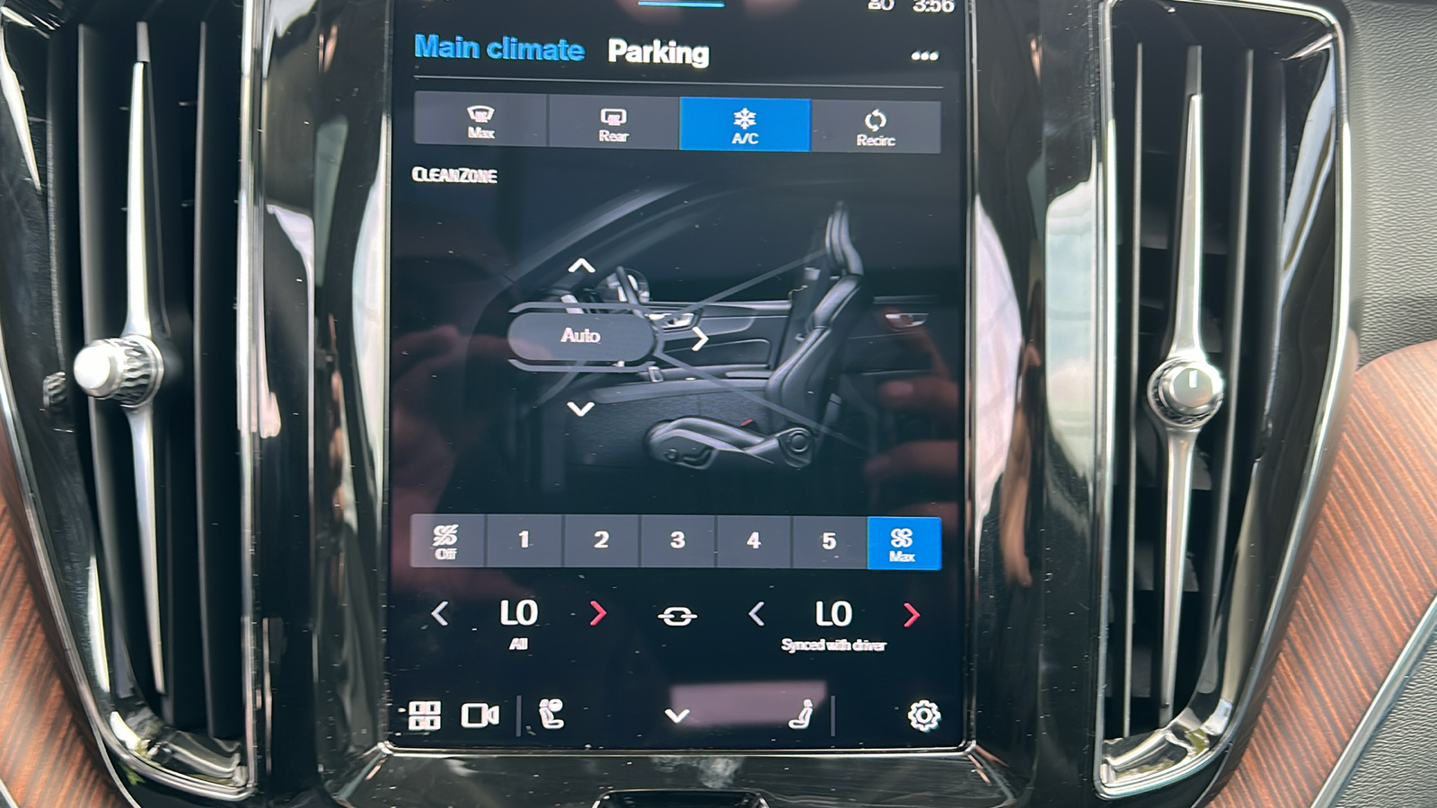 2024 Volvo XC60 Recharge Plug-In Hybrid T8 Plus Dark Theme 14