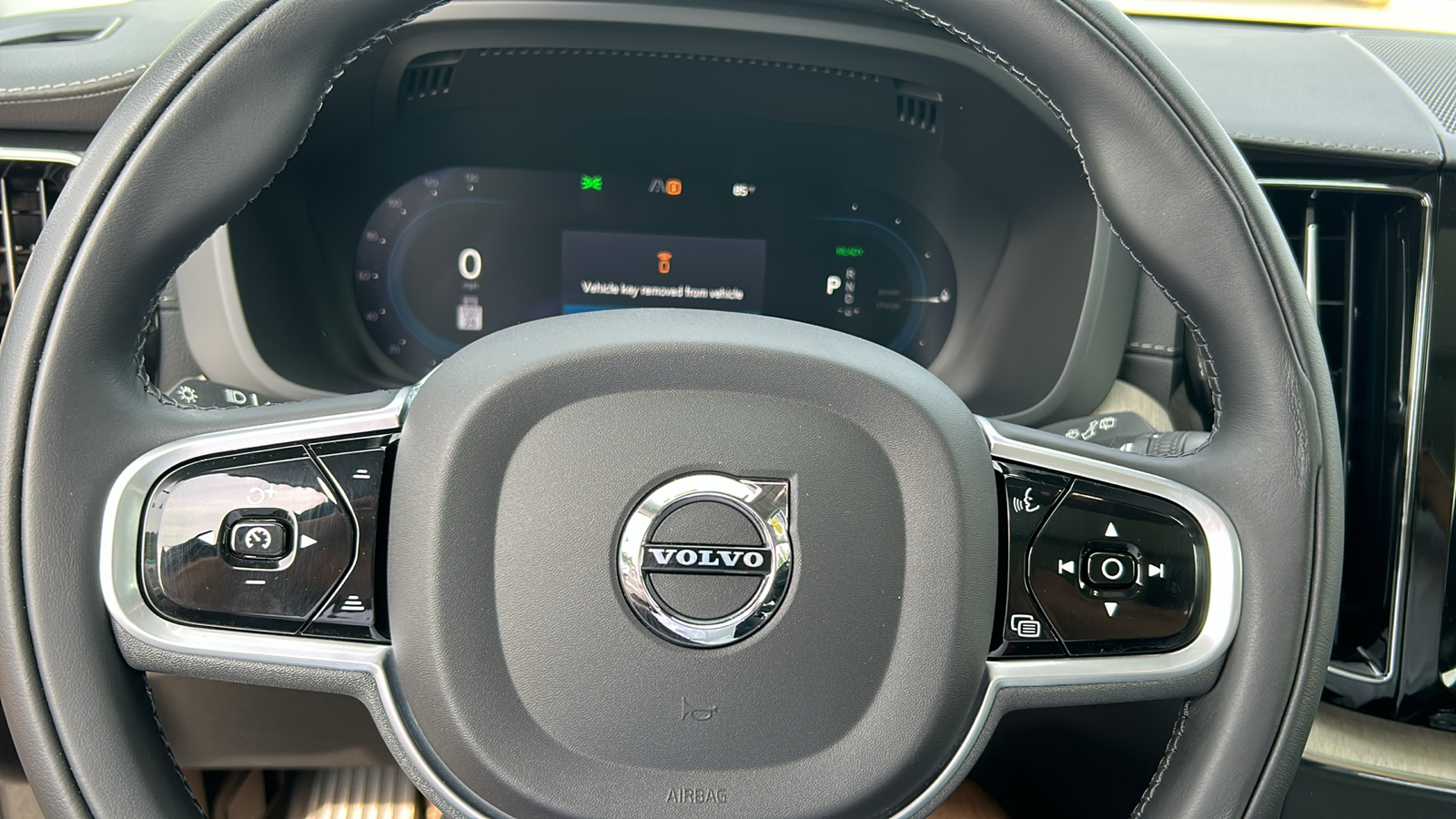 2022 Volvo XC60 Recharge Plug-In Hybrid T8 Inscription 11