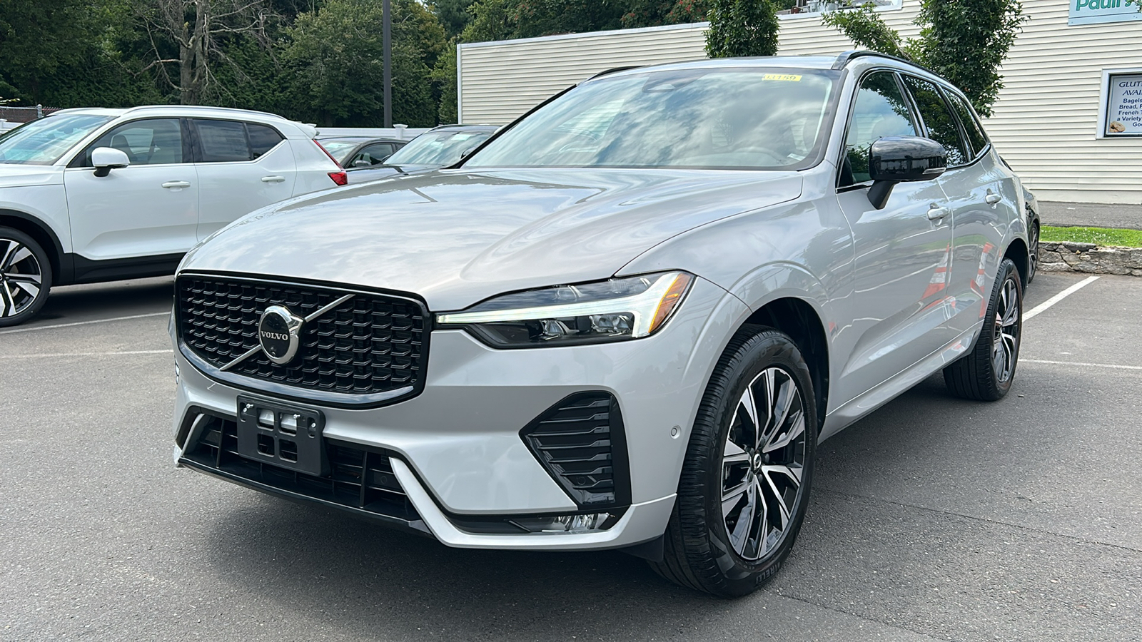 2024 Volvo XC60 B5 Plus Dark Theme 4