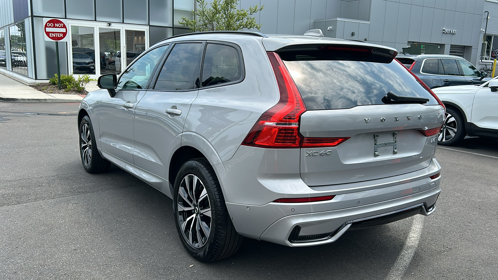 2024 Volvo XC60 B5 Plus Dark Theme 5