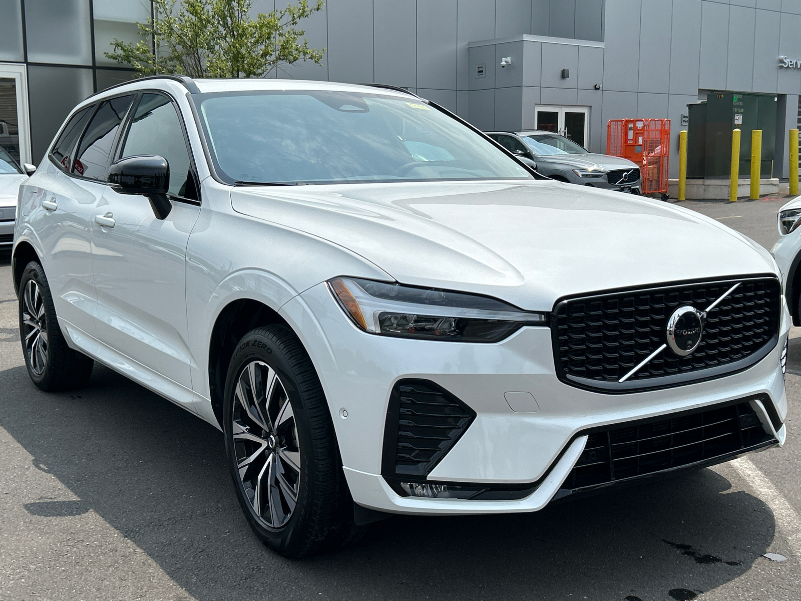 2024 Volvo XC60 B5 Plus Dark Theme 2