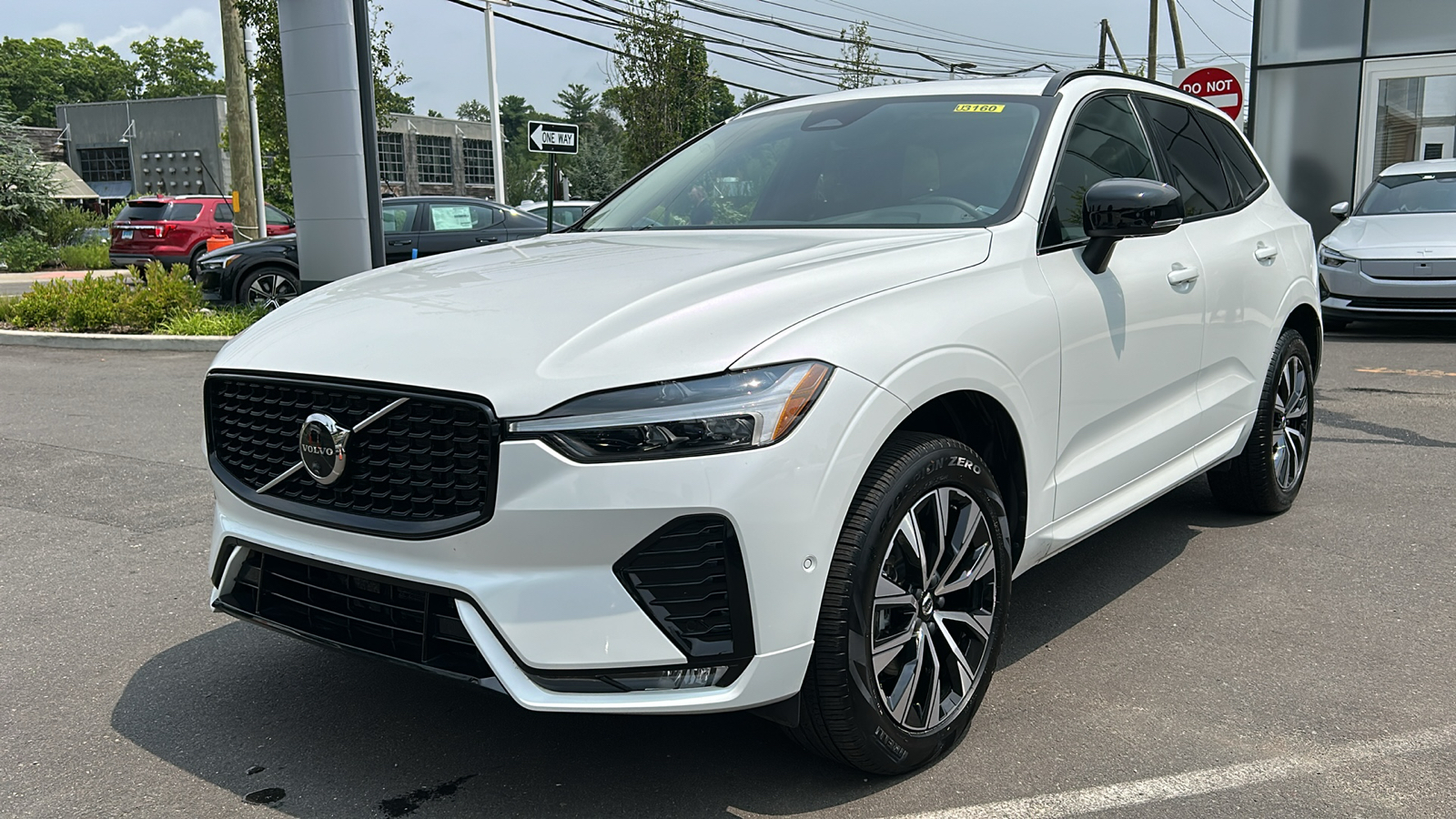 2024 Volvo XC60 B5 Plus Dark Theme 4