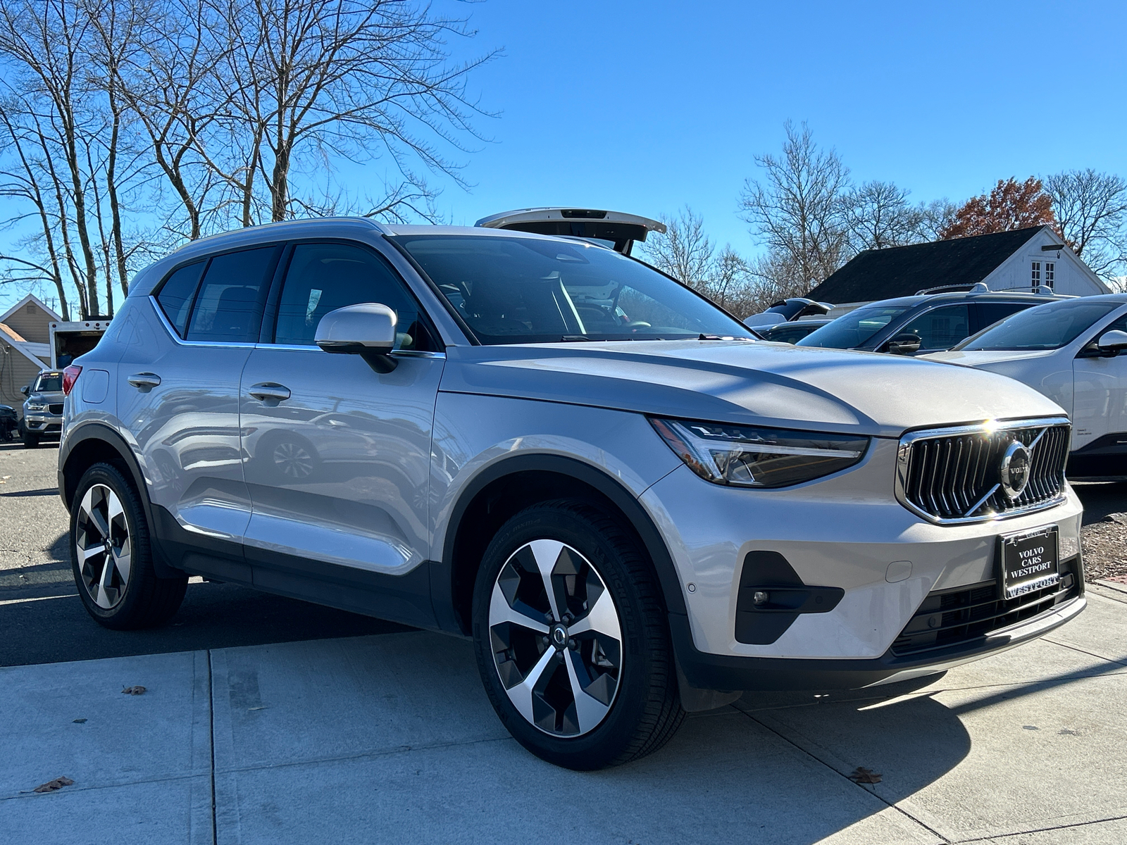 2024 Volvo XC40 B5 Plus Bright Theme 2