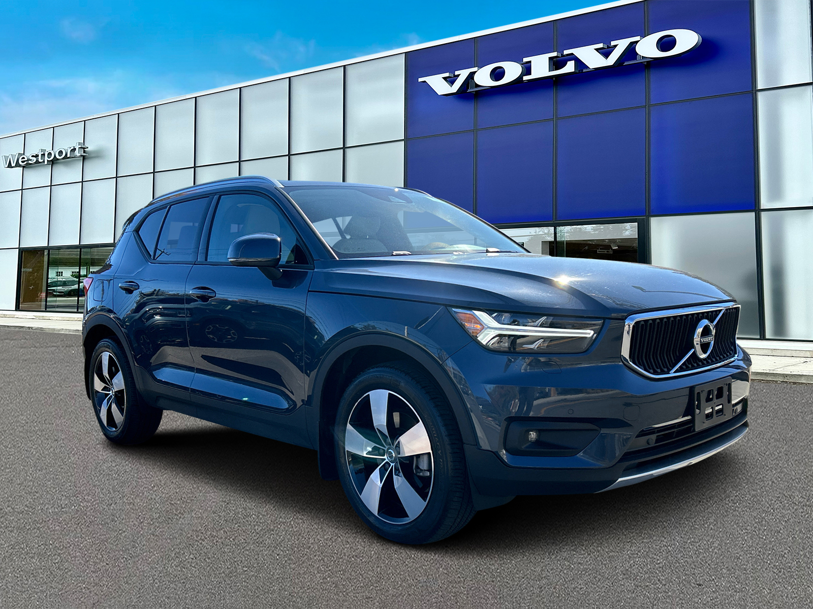 2022 Volvo XC40 Momentum 1