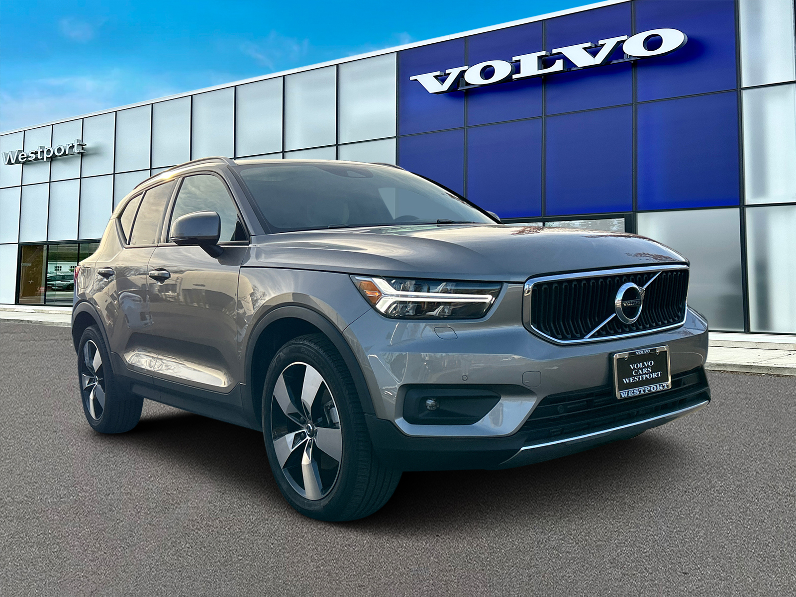 2022 Volvo XC40 Momentum 1