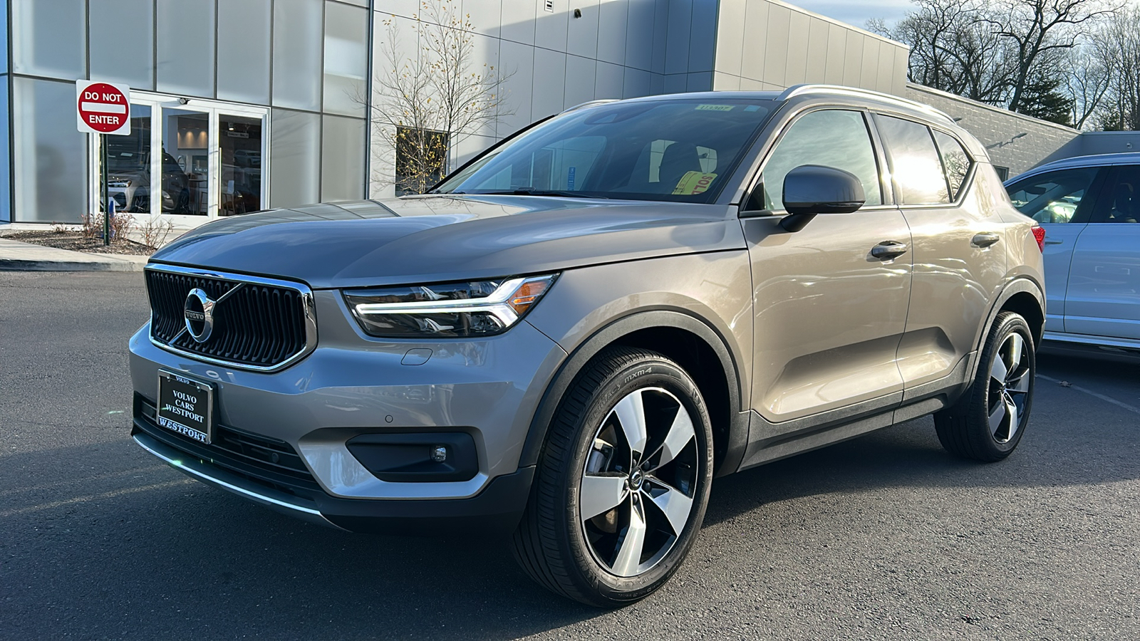 2022 Volvo XC40 Momentum 4