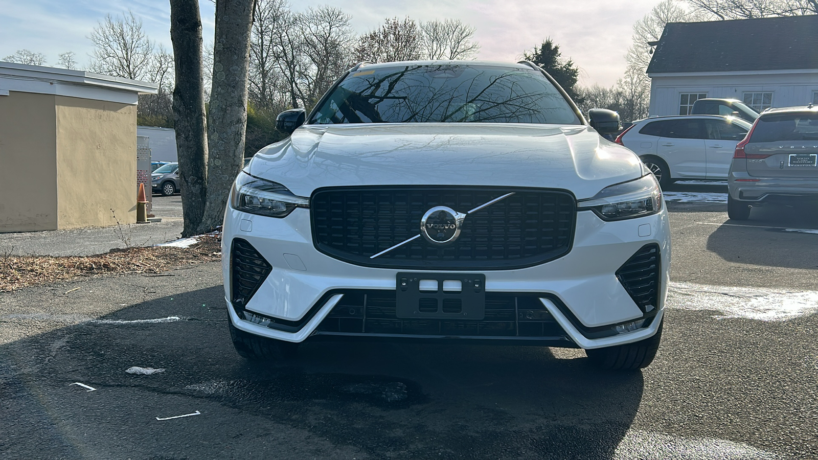 2023 Volvo XC60 B5 Plus Dark Theme 3