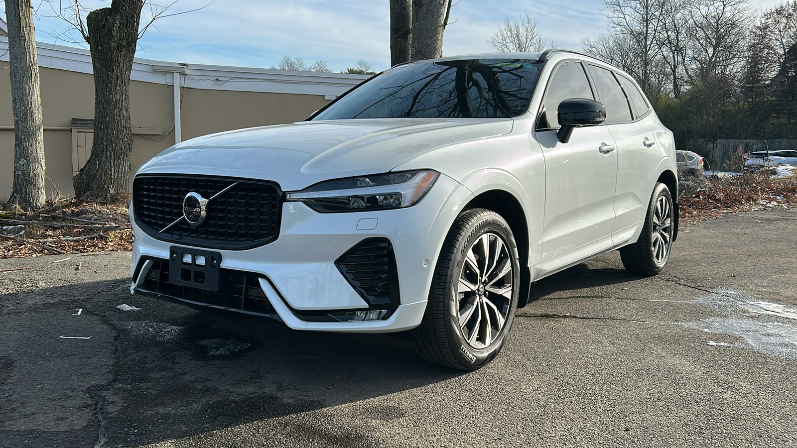 2023 Volvo XC60 B5 Plus Dark Theme 4