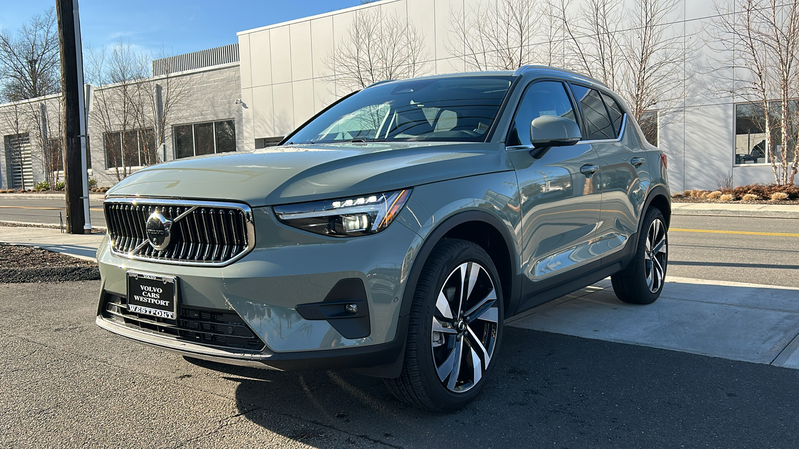 2025 Volvo XC40 B5 Plus Bright Theme 4