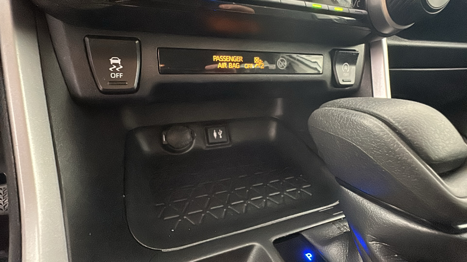 2019 Toyota RAV4 LE 36