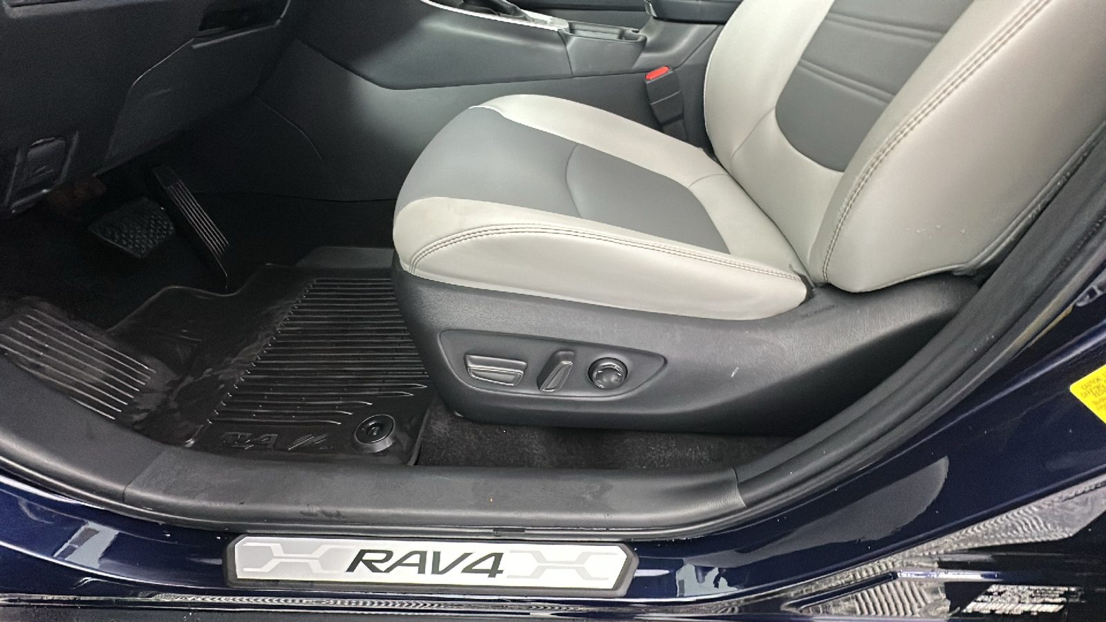 2024 Toyota RAV4 XLE Premium 34