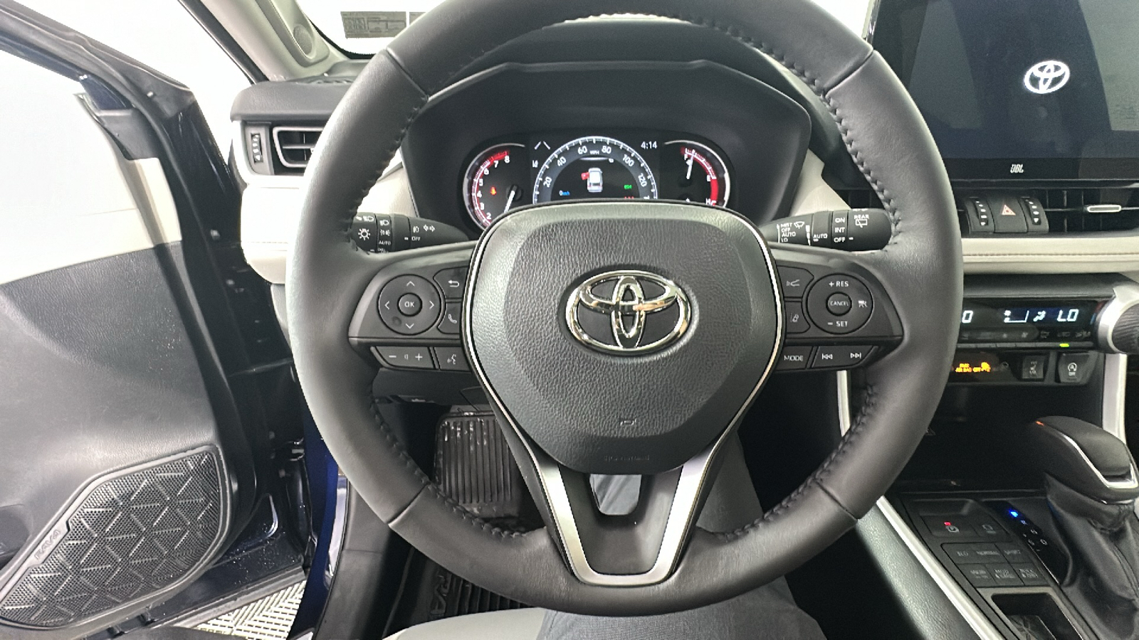 2024 Toyota RAV4 XLE Premium 38
