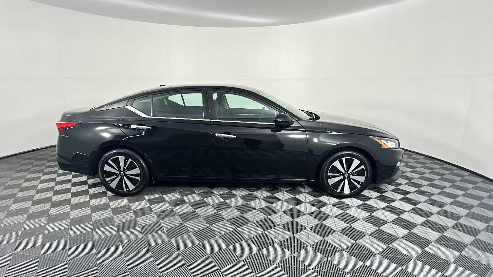 2021 Nissan Altima 2.5 SV 17