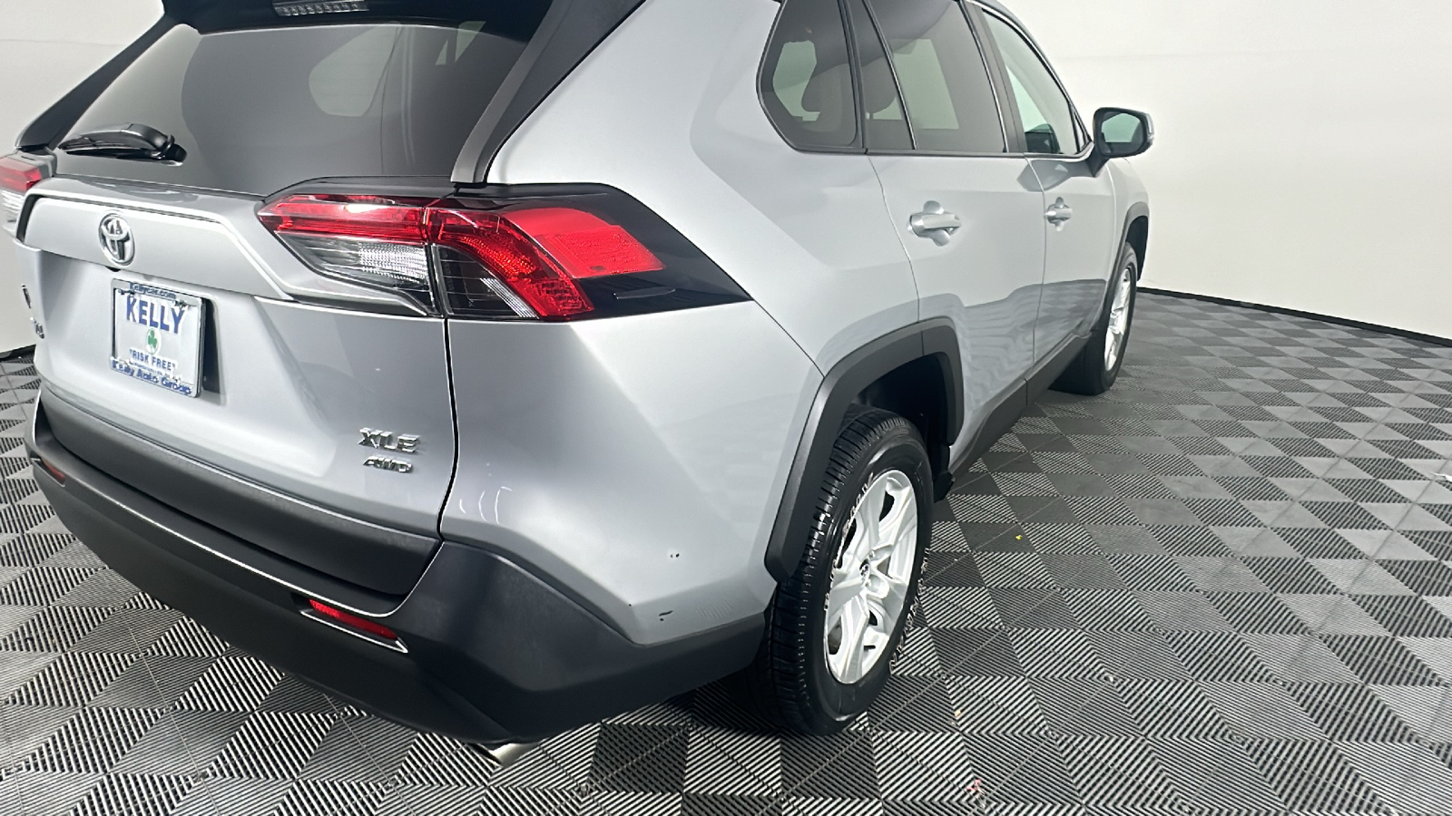 2021 Toyota RAV4 XLE 18