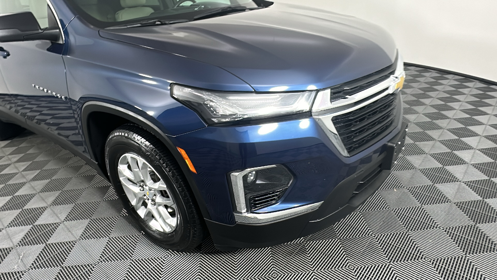 2023 Chevrolet Traverse LS 2