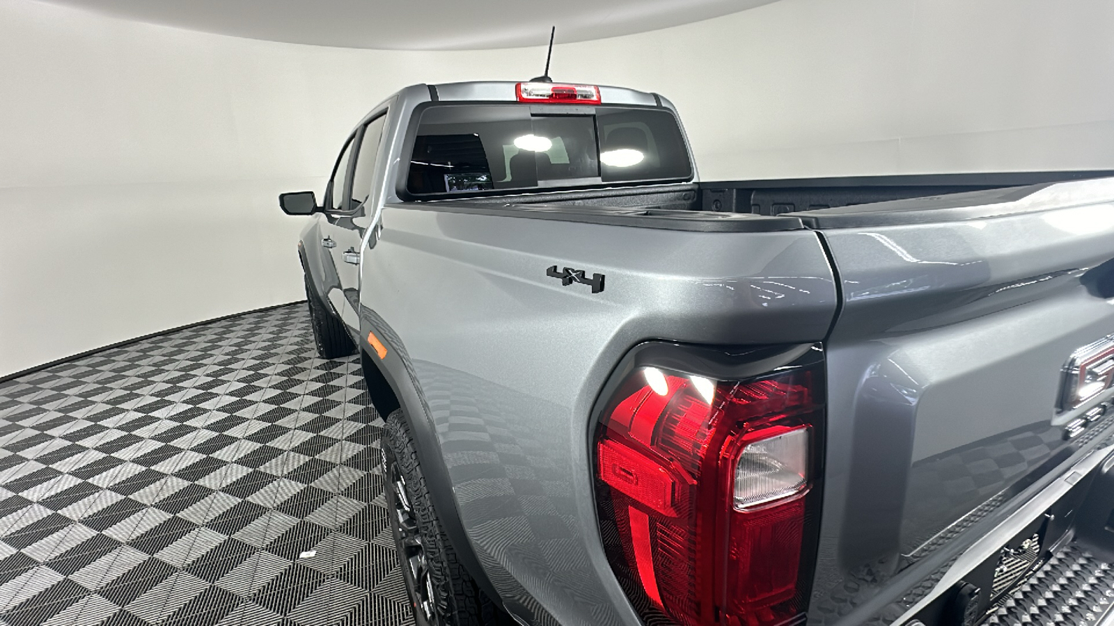 2024 GMC Canyon Elevation 12