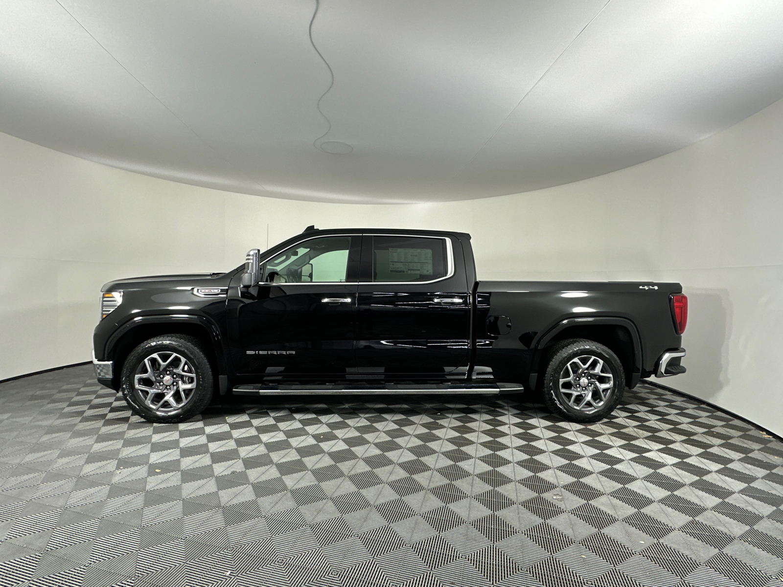 2024 GMC Sierra 1500 SLT 8