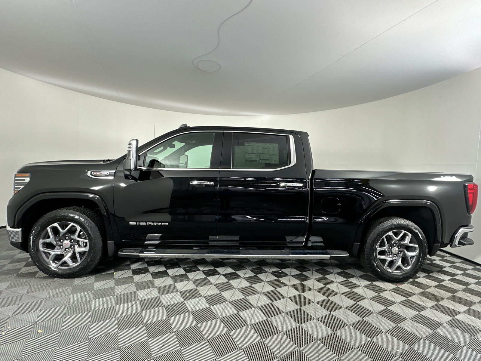 2024 GMC Sierra 1500 SLT 9