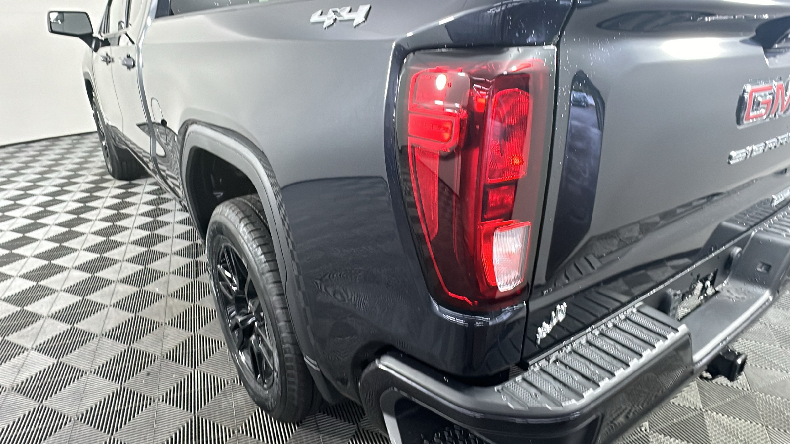 2025 GMC Sierra 1500 Elevation 11