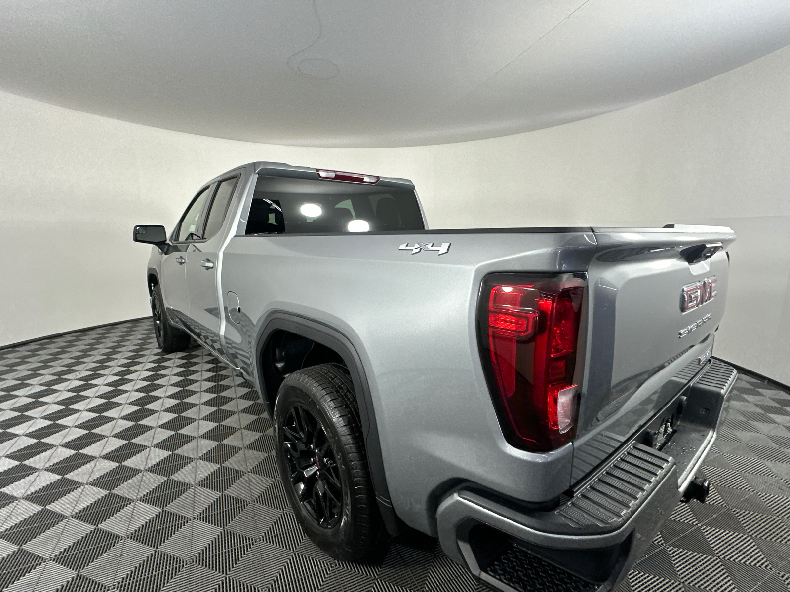 2025 GMC Sierra 1500 Elevation 11