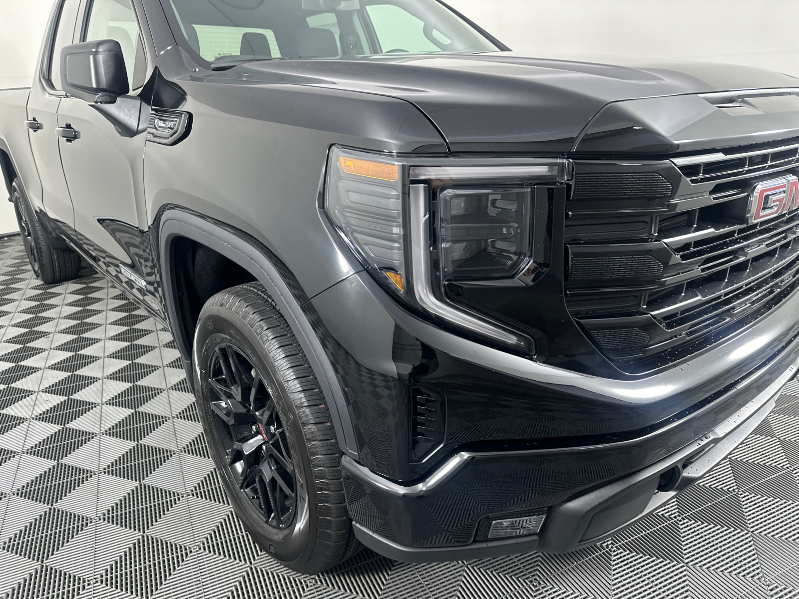 2025 GMC Sierra 1500 Elevation 2