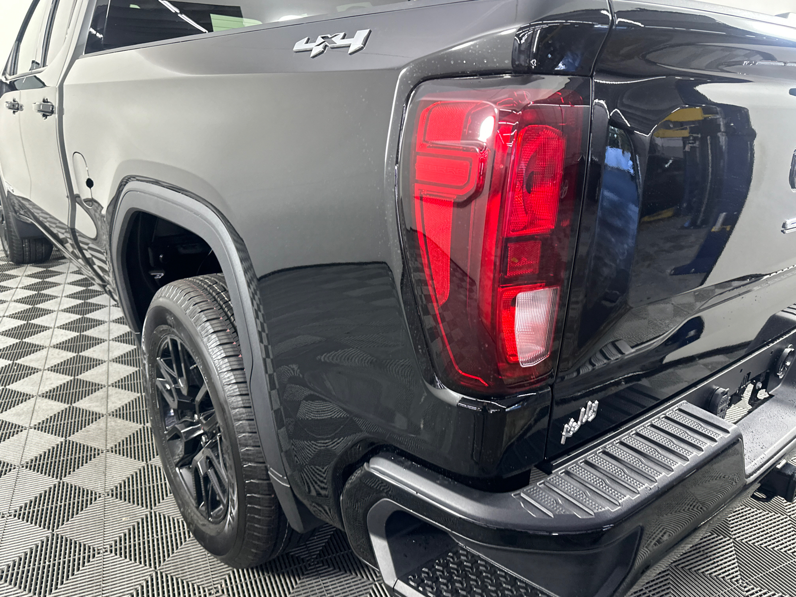 2025 GMC Sierra 1500 Elevation 11