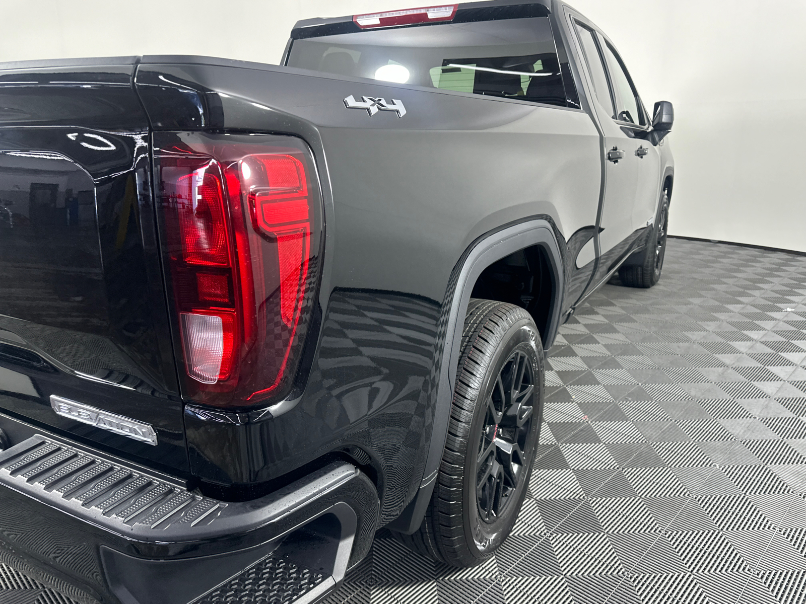 2025 GMC Sierra 1500 Elevation 19