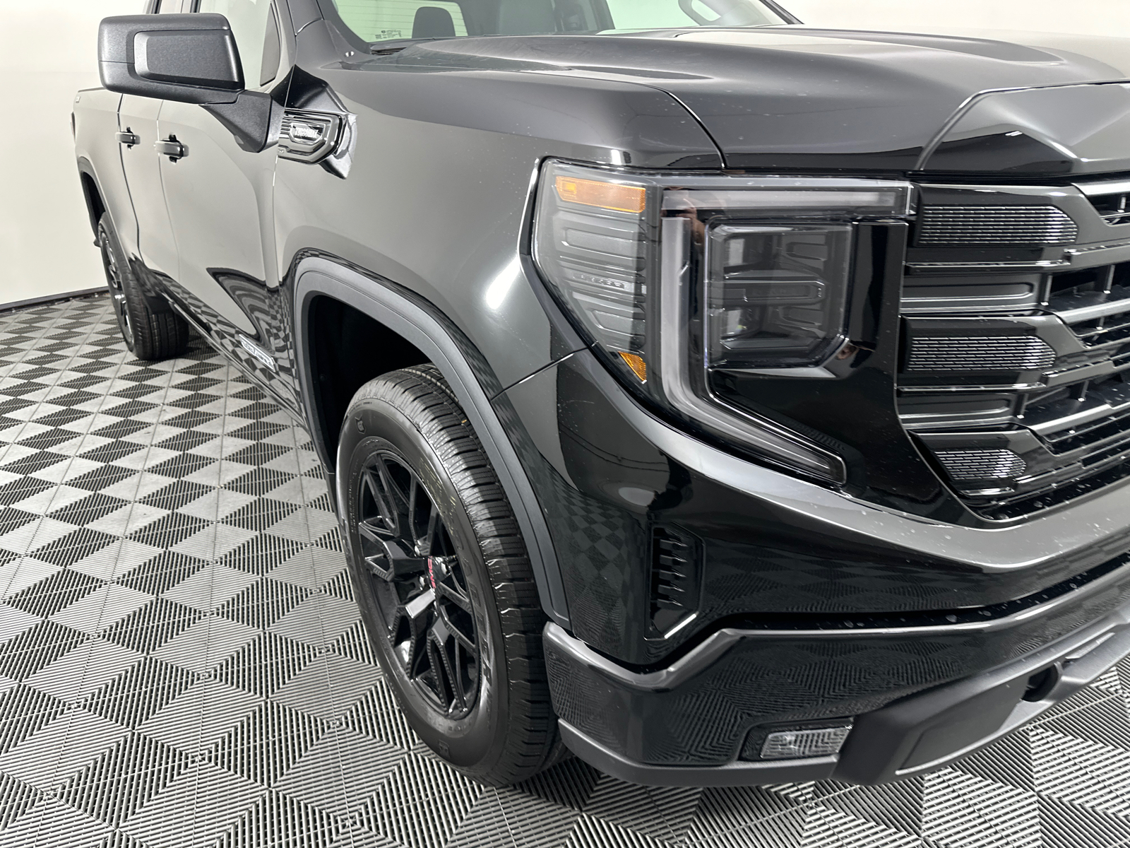 2025 GMC Sierra 1500 Elevation 2