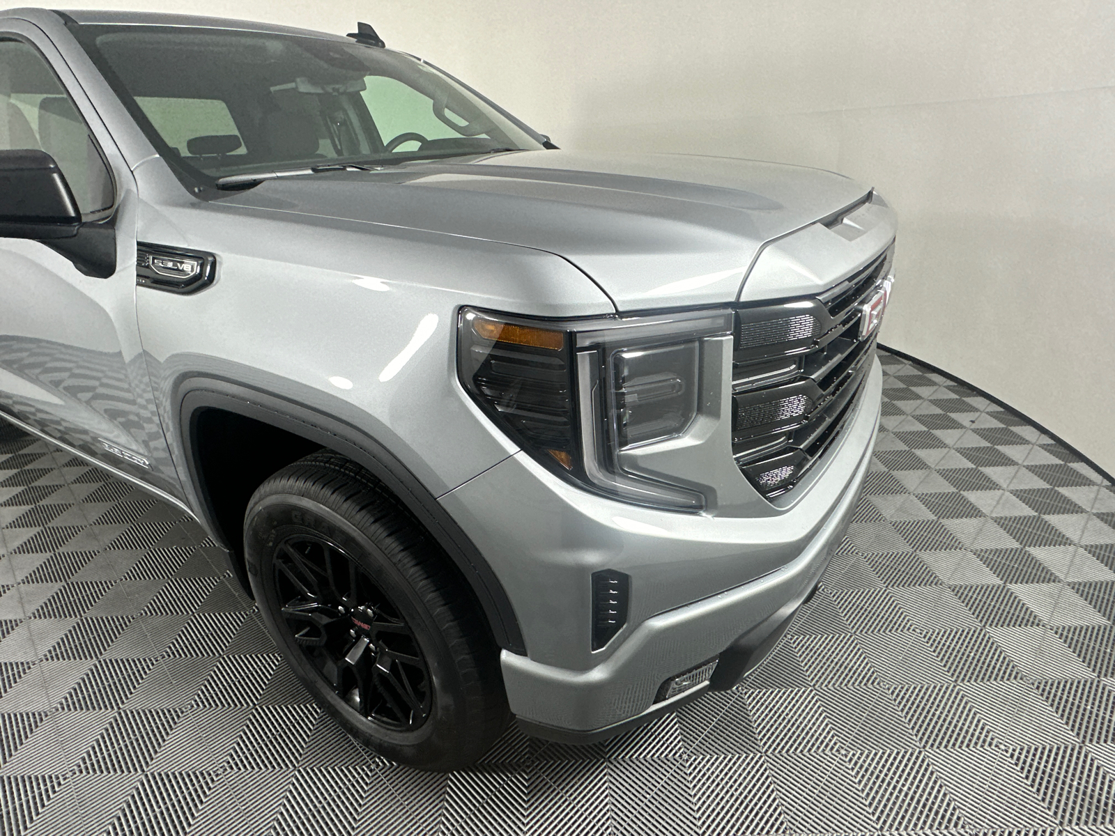 2025 GMC Sierra 1500 Elevation 2