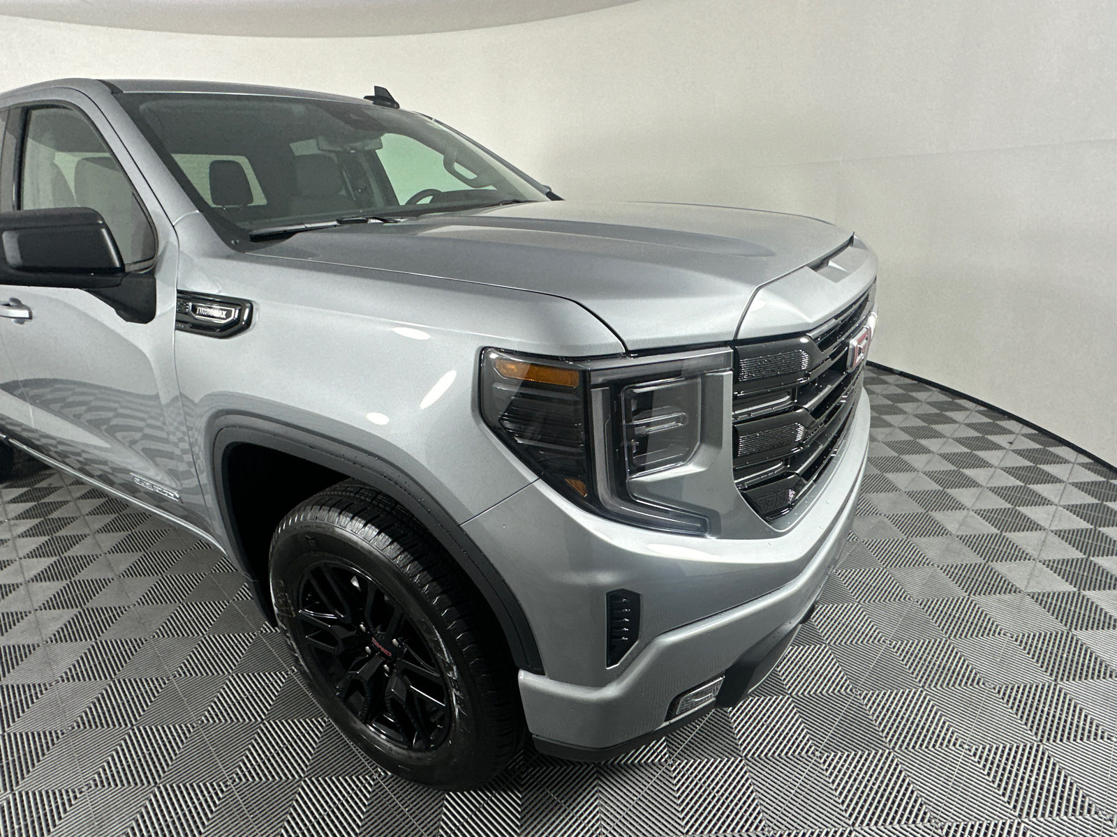 2025 GMC Sierra 1500 Elevation 2