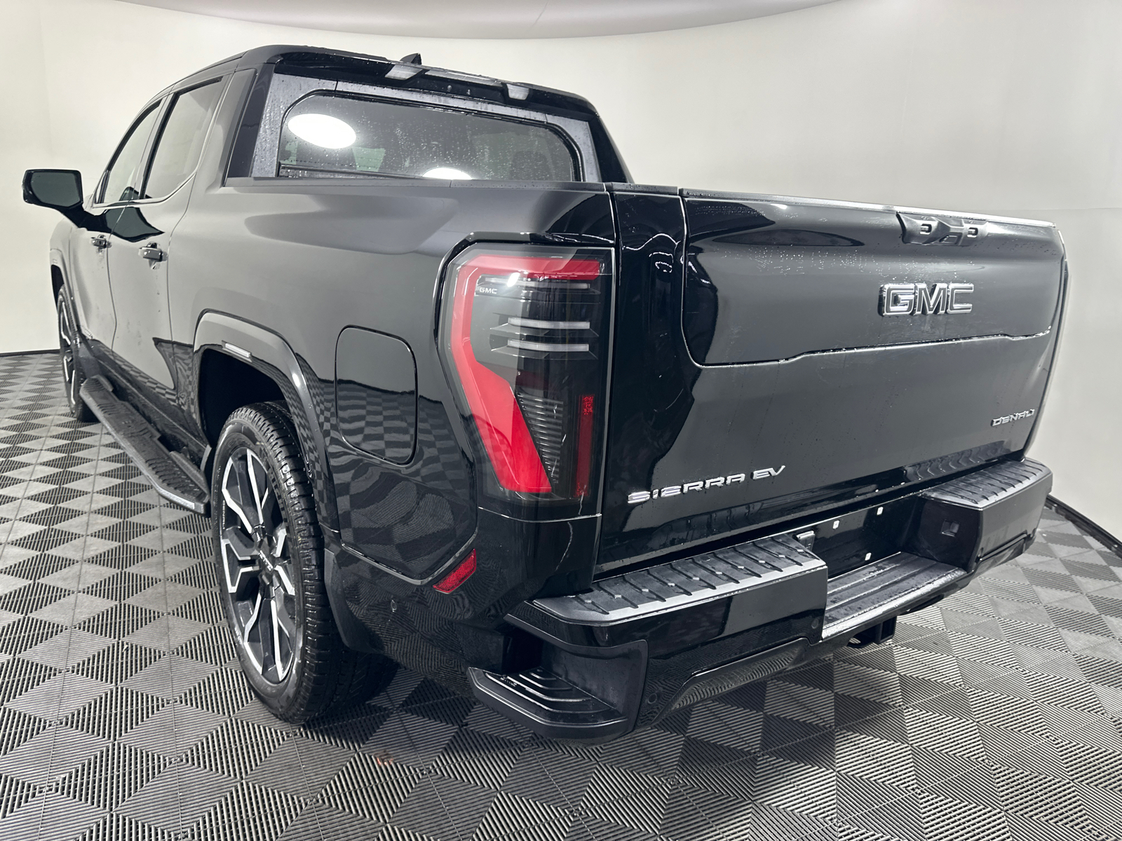 2025 GMC Sierra EV Denali 10