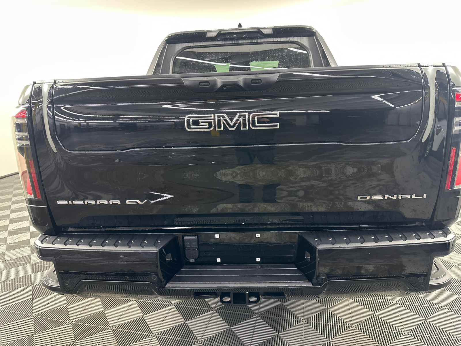 2025 GMC Sierra EV Denali 13