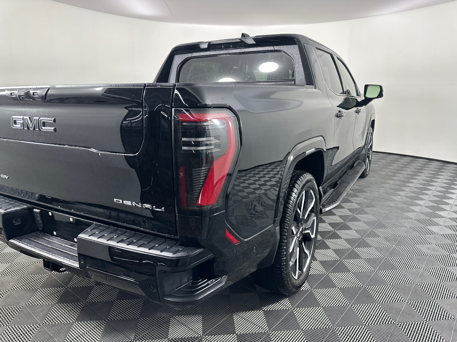 2025 GMC Sierra EV Denali 18