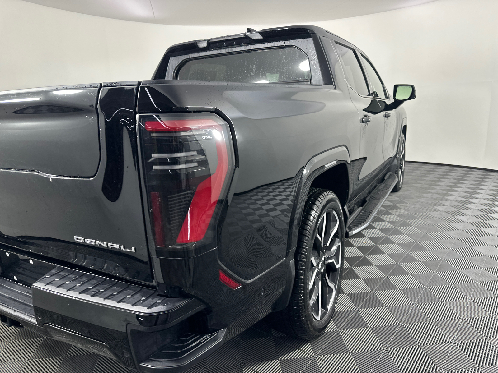 2025 GMC Sierra EV Denali 19