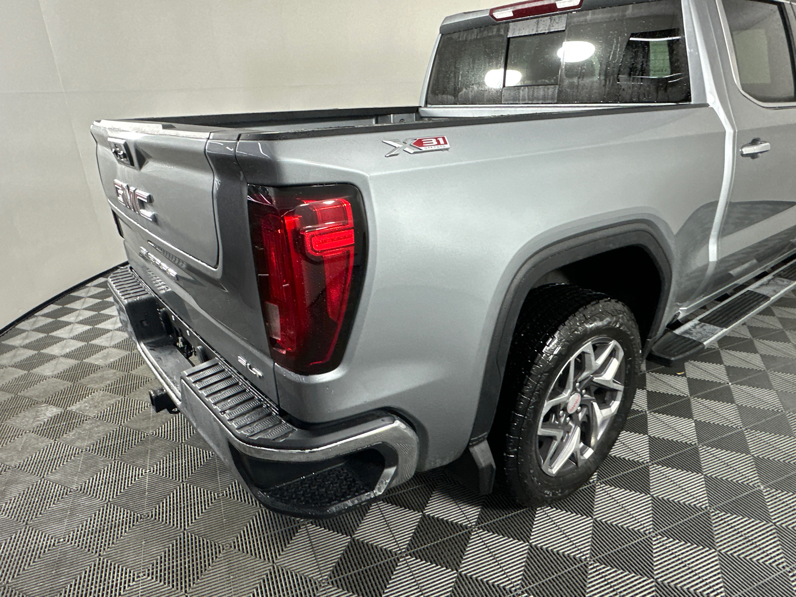 2025 GMC Sierra 1500 SLT 18