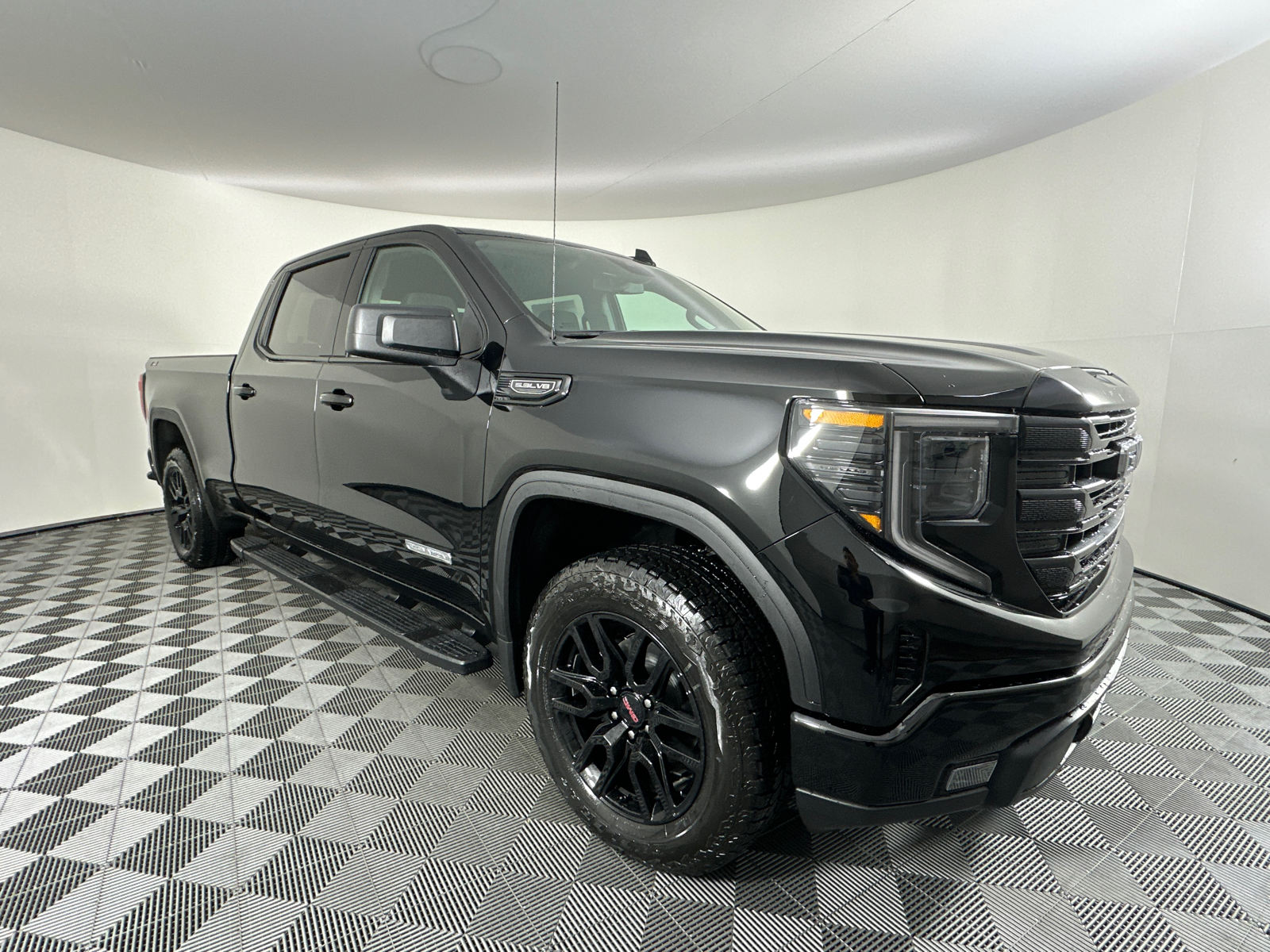 2025 GMC Sierra 1500 Elevation 2