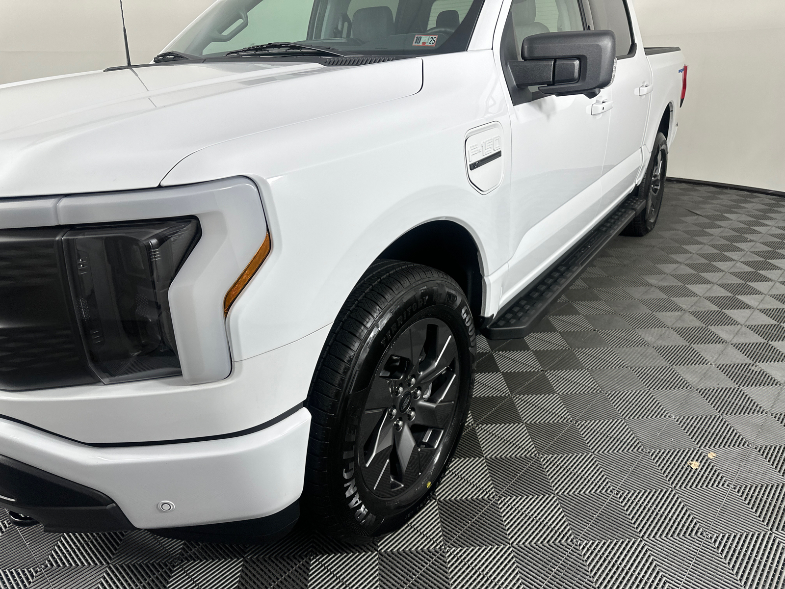 2023 Ford F-150 Lightning Pro 7