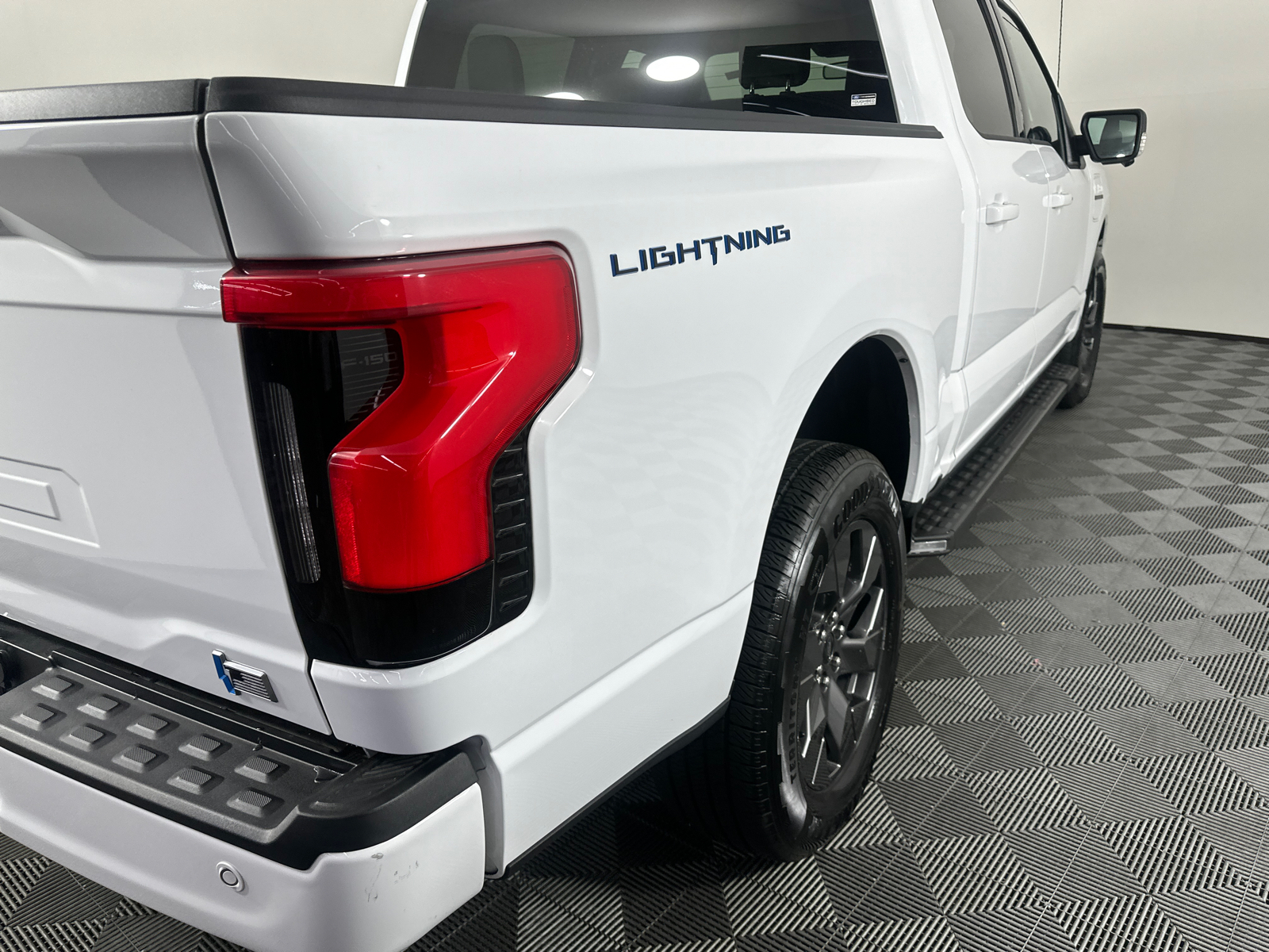 2023 Ford F-150 Lightning Pro 18